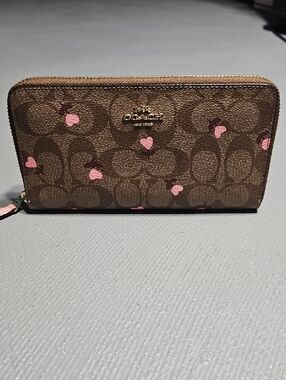 Coach C3288 NWOT Zip Around Wallet In Signature Canvas With Heart Floral Print